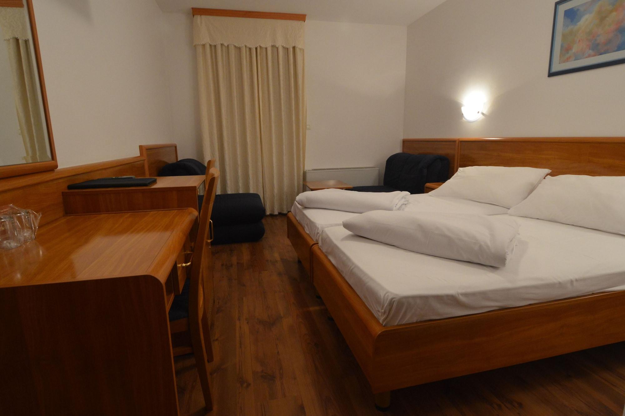 Hotel Villa Letan Fažana Exteriör bild